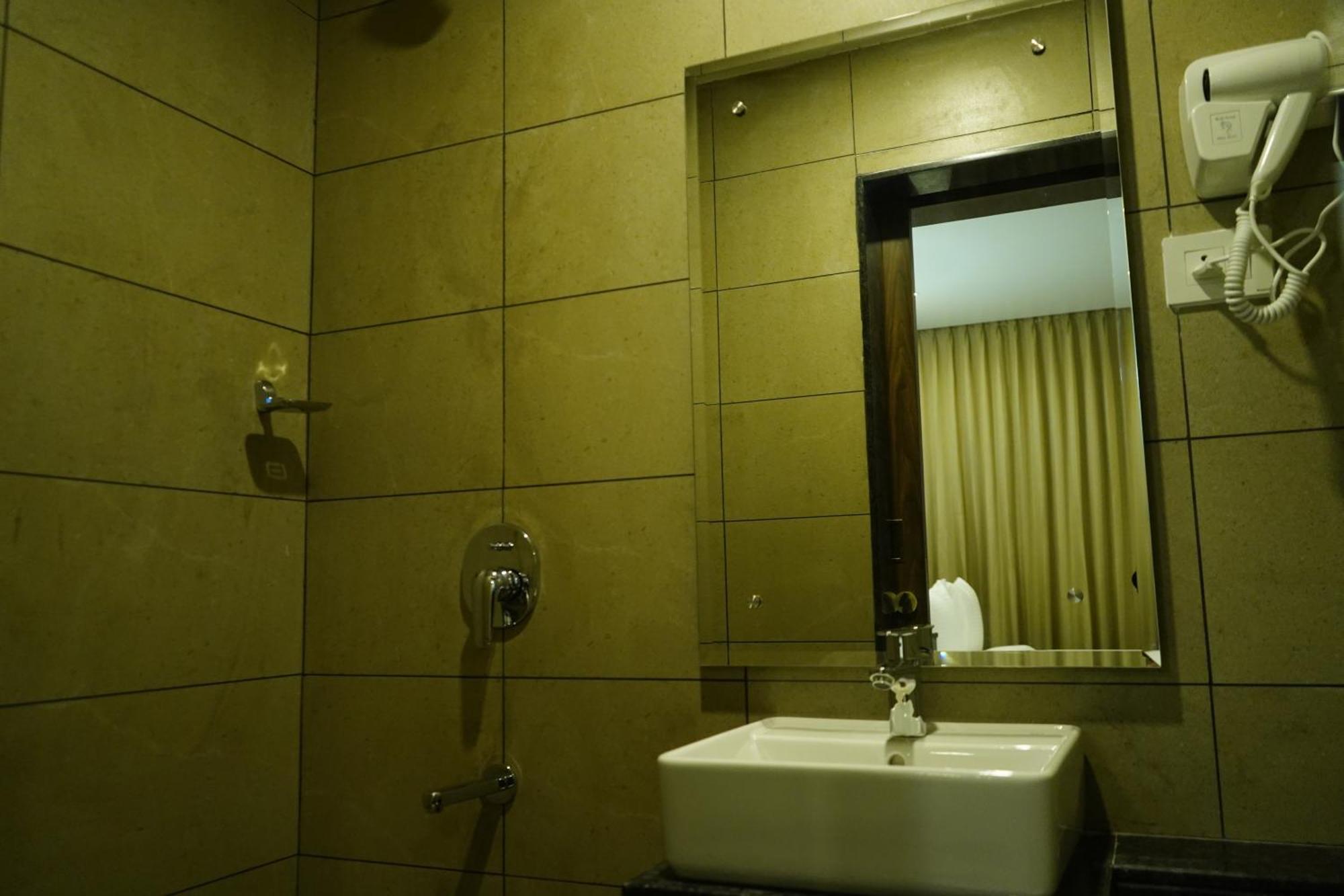 Jaag Hotel Ченай Екстериор снимка