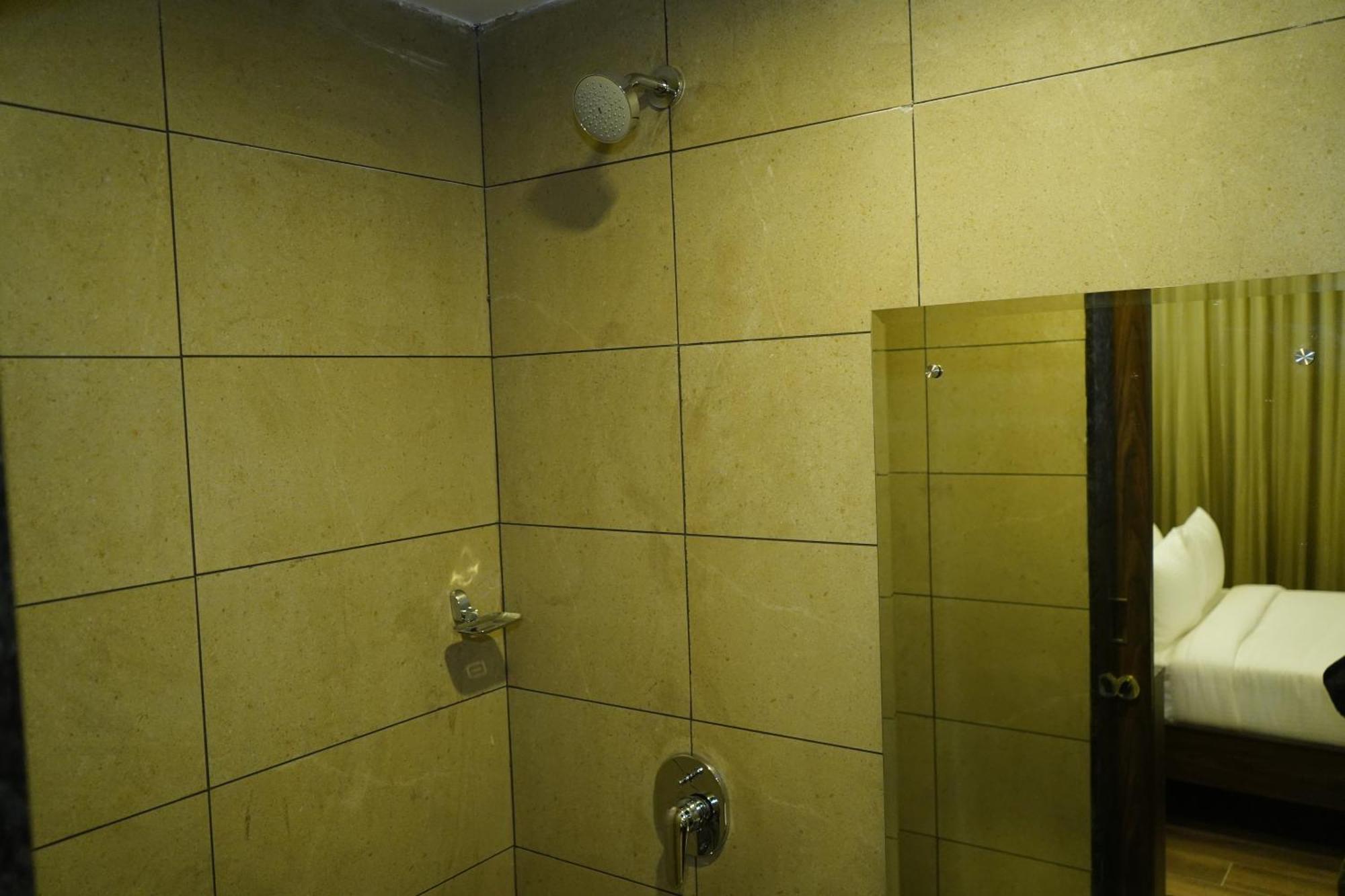 Jaag Hotel Ченай Екстериор снимка